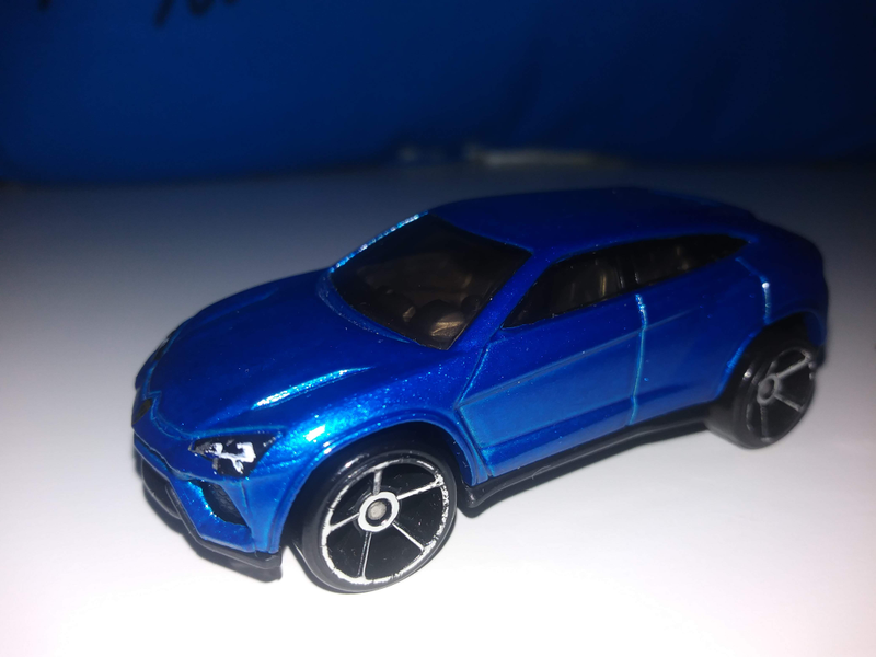 The shape of this car makes it weirdly extremely difficult for my phone camera to focus on all of it at once without flash